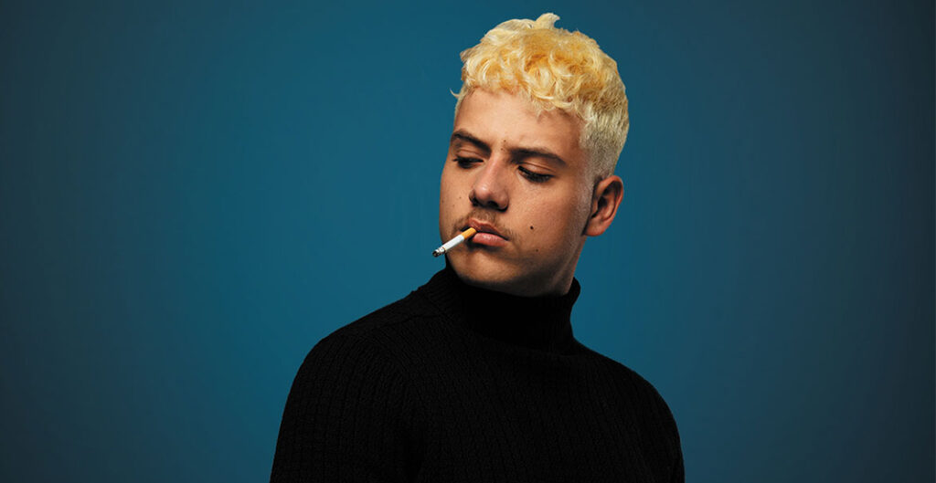 Le rappeur Plk avec une cigarette sans la bouche